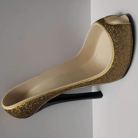 Wild Eye Designs Other - SALE! Stiletto Wine Bottle Holder